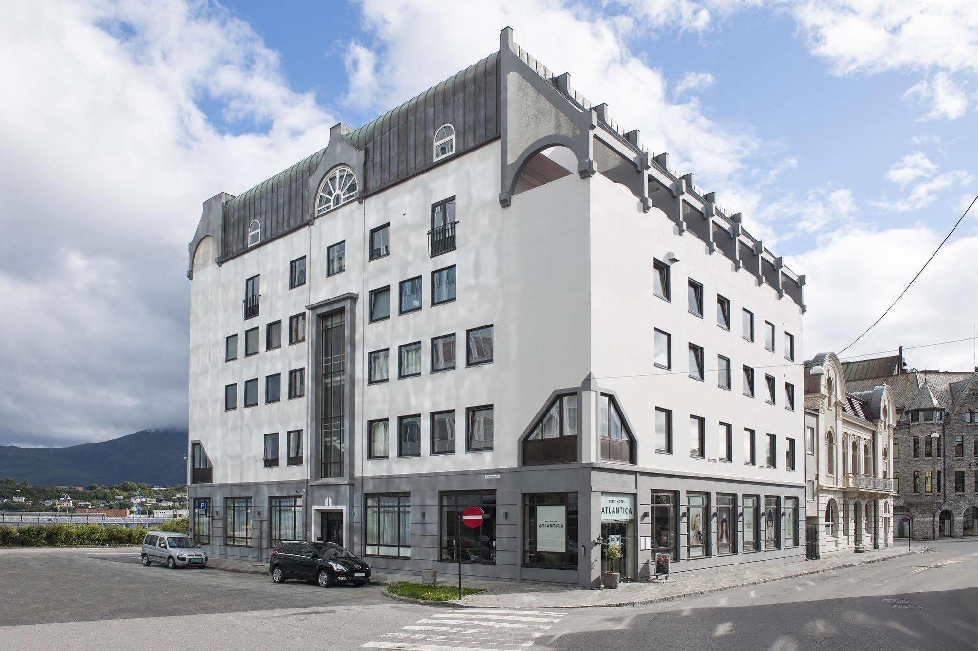 Four Monkeys Hotel Alesund Exterior photo